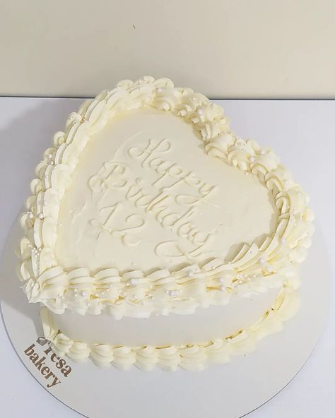 Hicimos la famosa Torta Blanca Space de Taylor Swift, en el centro del corazón estaba lleno de sangre comestible ❤️🤭 (mermelada de fresa) Definitivamente este principio de año las tortas de corazón han Sido las favoritas y nosotros encantados de hacerlas. Para pedidos y cotizaciones escríbenos a nuestro WhatsApp 3178106439 (link en el perfil) o al DM #tortastematicas #tortasdecoradas #blankspace #blankspacecake #tortastematicas #tortastematicasMedellin Birthday 20, Birthday Ideas, Taylor Swift, Pastel, Birthday, On Instagram