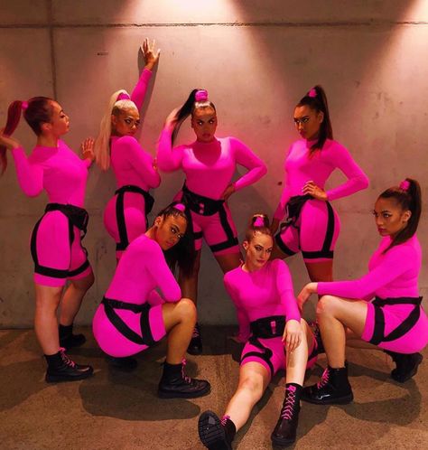 Hiphop Dance Outfit Dancers, Dance Crew Outfits, Hiphop Dance Outfit, Dancehall Outfits, Pink Dance Costumes, Hip Hop Dance Outfits, Pretty Dance Costumes, Dance Style Outfits, Dance Costumes Hip Hop