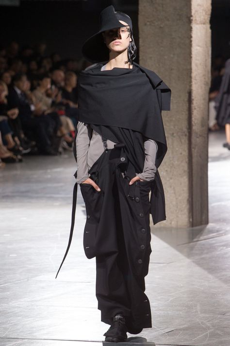 Yohji Yamamoto Spring 2018 Ready-to-Wear Collection Photos - Vogue Yoji Yamamoto, Monochrome Fashion, Futuristic Fashion, Fashion Show Collection, College Fashion, Yohji Yamamoto, Dark Fashion, Cubism, Fashion Week Spring