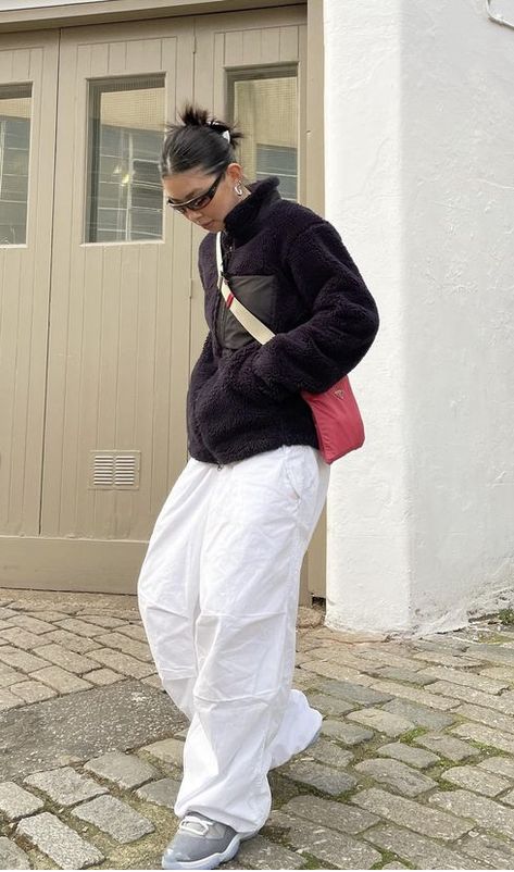 White Parachute Pants Outfit Winter, White Carpenter Pants Outfit, Woman Outfit Aesthetic, Pant Outfit Ideas, White Parachute Pants, Parachute Pants Outfit, Parachute Pant, White Pants Outfit, Streetwear Inspo