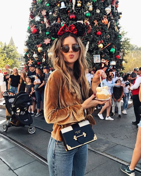 It’s Christmas time at The Happiest Place on Earth! Disneyland Outfit Winter, Disney Outfits Women, Disney Photo Ideas, Look Festival, Disney World Outfits, Disneyland Pictures, Disneyland Outfits, Cute Disney Pictures, Disney Photography