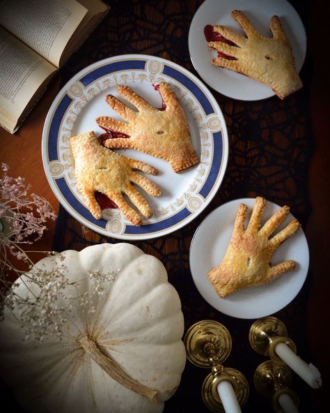 Addams Family Dinner, Adams Family Halloween, Strawberry Hand Pies, Addams Family Theme, Spooky Dinner, Family Halloween Party, Addams Familie, Movie Night Food, Hand Pie Recipes