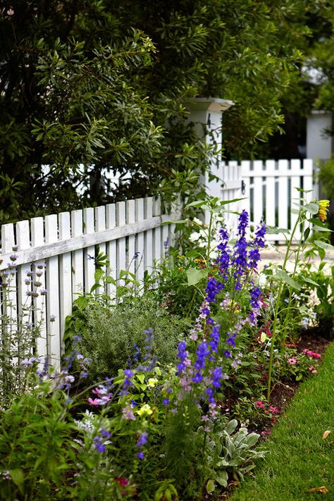 12 Charming Picket Fence Ideas - Town & Country Living White Fence, Farmhouse Interior Design, Farmhouse Landscaping, Garden Shrubs, White Picket Fence, Farmhouse Garden, Fence Landscaping, Living Modern, Front Yard Garden