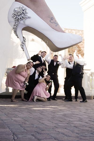 Group Photo Ideas Funny, Funny Bridesmaid Photos, Funny Group Pics, Wedding Photo Ideas Funny, Group Wedding Photo Ideas, Crazy Wedding Photos, Funny Group Photos, Funny Wedding Photography, Wedding Group Photos