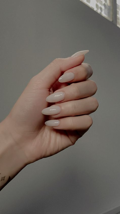 Pretty nails stiletto aesthetic manicure minimal soft classy trend style details inspo Cream Jelly Nails, Milky Tan Nails, Milky White Jelly Nails, Milky Jelly Nails, Milky Beige Nails, Milk Color Nails, Milk Nails Design, Sheer White Nails, Oat Milk Nails