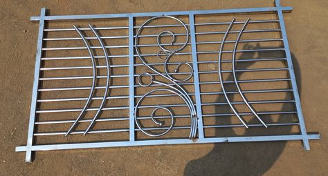 Easy to use Flower Railing, Home Decor Balcony, Main Door Design Photos, Steel Stairs Design, Steel Grill Design, Bad Room Design, Furniture Workshop, Modern Window Grill, Glass Etching Designs