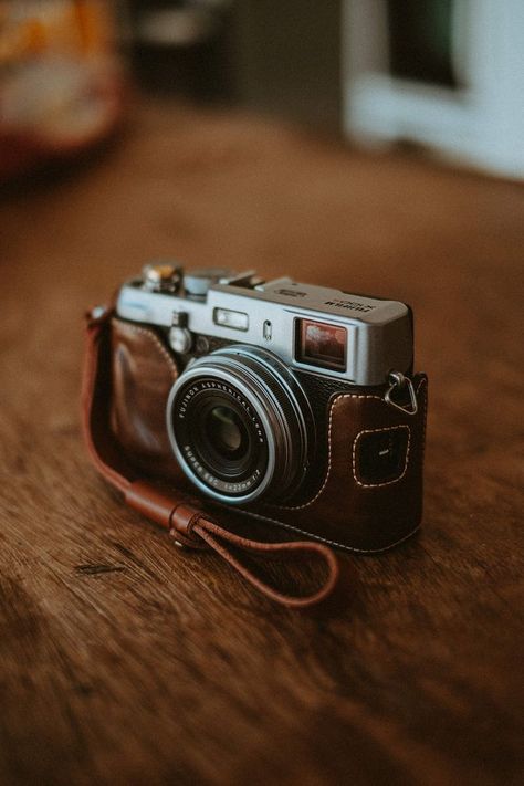 Cool Screensavers, Film Camera Photography, Camera Wallpaper, Canon Dslr, Retro Camera, Beauty Products Photography, Shoot Film, Vintage Film, Photography Camera