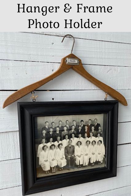 Vintage Clothes Hanger/Frame Photo Display Wooden Clothes Hanger, Organized Clutter, Antique Booth Displays, Vintage Hangers, Thrift Store Decor, Flea Market Decorating, Upcycled Projects, Upcycle Repurpose, Wooden Hanger