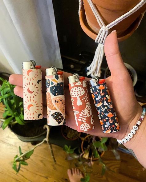 Painting Lighters Diy, Diy Lighter Painting, Painted Lighter Aesthetic, Cool Lighter Aesthetic, Lighter Paintings, Painted Lighters, Lighter Paintings Ideas, Decorated Lighters, Diy Decorate Lighter