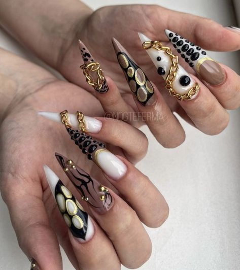 Nails With Chains Accessories, Nail Art With Chain, Chains On Nails, Chain On Nails, Gold Chain Nails, Chain Nails Designs, Nails With Chain, Nails With Chains, Chain Nail Art