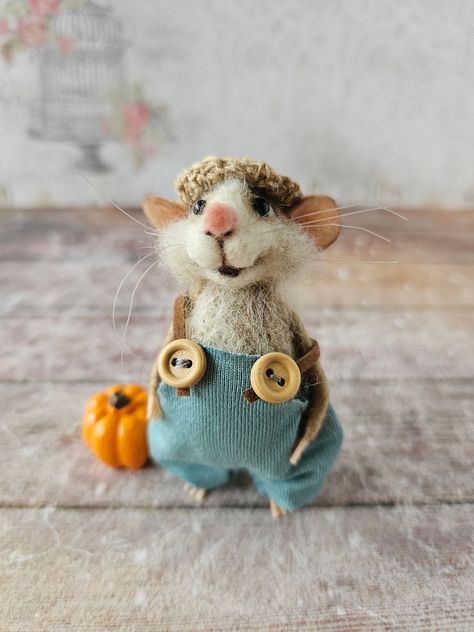 Needle Felted Mouse Tutorial How To Make, Felted Mice, Needle Felted Mouse, Felted Mouse, Felting Ideas, Wool Needle Felting, Autumn Decoration, Felt Mouse, Felt Baby