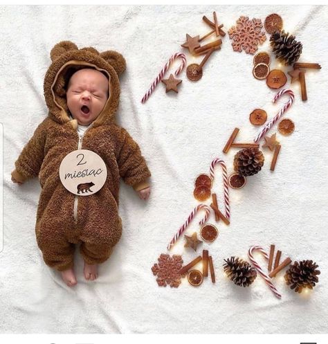 Monthly Ideas, Vom Avea Un Copil, Fall Baby Pictures, 2 Month Baby, Christmas Baby Pictures, Photo Halloween, Baby Milestones Pictures, One Month Baby, Baby Christmas Photos