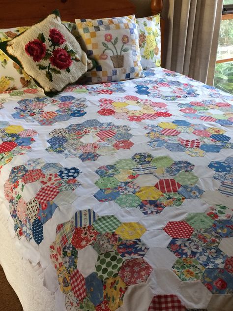 Hexie Puff Quilt, Hand Sew Hexagon Quilt, Hexagon Projects, 1930s Quilts, Antique Hexagon Quilts, Hexagon Quilt Hand Sewn, Hexie Patterns, Hexagon Patchwork, 1930s Reproduction Fabric Quilt