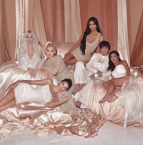 Kardashian Jenner Sisters, Storie Ig, Kardashian And Jenner, Kardashian Jenner Family, Poses Photoshoot, Kardashians Jenner, Sisters Photoshoot, Group Poses, Kardashian Photos