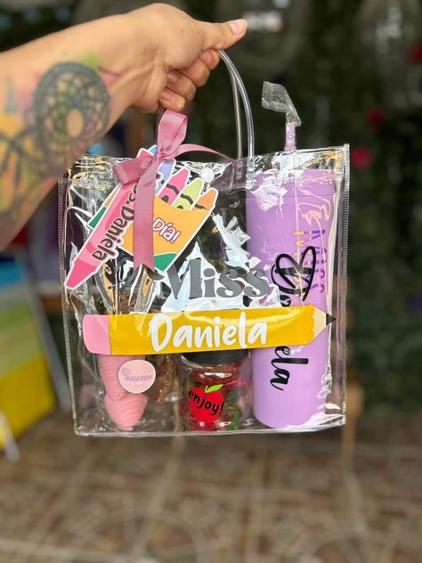 Birthday Party Gift Bag Ideas, Diy Party Bags, Bucket Gifts, Appreciation Gifts Diy, Teacher Appreciation Gifts Diy, Tattoos With Kids Names, Cute Teacher Gifts, Party Favors For Kids Birthday, Custom Party Favors