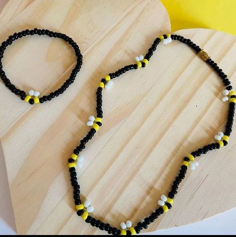 Portacubrebocas Aesthetic, Beads Ideas Aesthetic, Ideas Collares Bolitas, Chockers Diy, Collares Aesthetic Diy, Ideas De Collares Aesthetic, Biser Handmade, Mostacillas Ideas, Biser Ideas