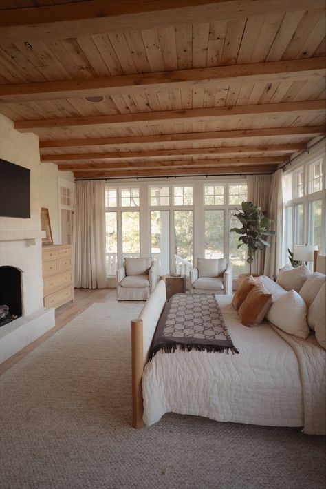 Calm Bedroom Ideas Master Suite, Rustic European Bedroom, Ranch House Aesthetic, White With Wood Accents, Coastal Living Room Decor, Rustic Farmhouse Interior, Casa Country, Cottage Bedroom, Dream House Interior