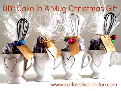 DIY: Cake In A Mug Christmas Gift (Double Chocolate Cake) - Eat.Love.Live Mug Cake Micro Onde, Cake Gift Basket, Cake In A Mug, Double Chocolate Cake, Mug Gift Ideas, Brownie In A Mug, Cake Christmas, Christmas Food Gifts, Mug Christmas Gift