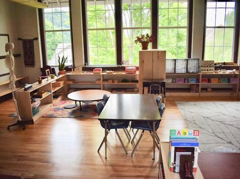 A look at beautiful Montessori classrooms from infants through elementary age. Montessori Classroom Layout Elementary, Small Montessori Classroom, Montessori Classroom Layout Preschool, Upper Elementary Montessori, Minimalist Classroom, Montessori Classroom Layout, Montessori Elementary Classroom, Classroom Style, Montessori Elementary