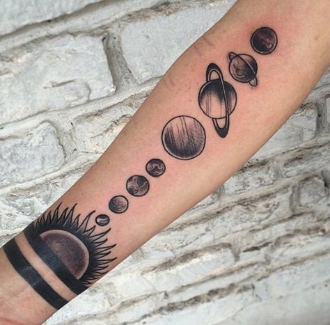 Planets all black Chill Tattoo Ideas, Tattoo Planets, Jewerly Tattoo, Tatuaje Trash Polka, Planet Tattoo, Solar System Tattoo, Space Tattoos, Famous Tattoo Artists, Planet Tattoos