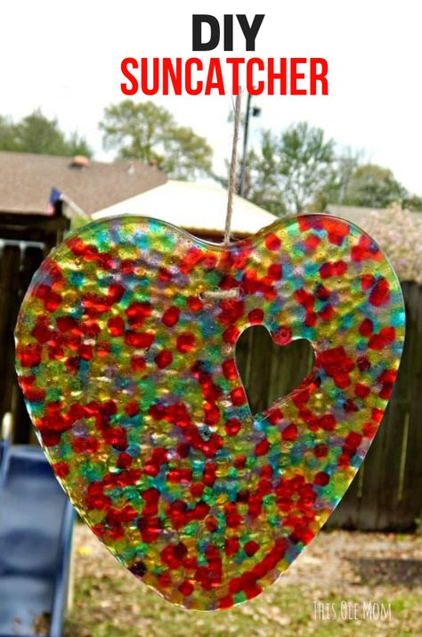 DIY: Sun Catchers - This Ole Mom Diy Sun Catchers, Diy Suncatchers, Pony Bead Crafts, Diy Mothers Day Gifts, Cadeau Diy, Craft Projects For Kids, Halloween Food For Party, Mother's Day Diy, Valentine Day Crafts