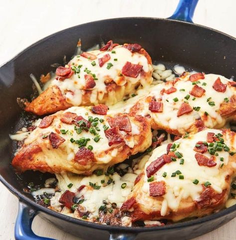 Cheesy Bacon Ranch Chicken, Bacon Ranch Chicken, Cena Keto, Comidas Keto, Free Keto Meal Plan, Keto Menu, Keto Ideas, Cheesy Bacon, Free Keto Recipes