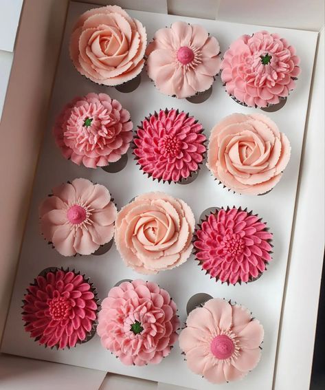 Pink Flower Cupcakes Ideas, Pink Graduation Party, Mimi Birthday, 15th Birthday Party Ideas, Graduation Party Cake, Cute Bakery, Yellow Cupcakes, Baby Shower Snacks, Outdoor Graduation Parties