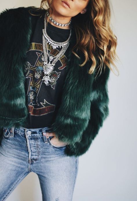 Green Fur, Look Rock, Influencers Fashion, Carrie Bradshaw, Style Crush, Mode Inspiration, Edgy Fashion, Outfits Casuales, Look Cool