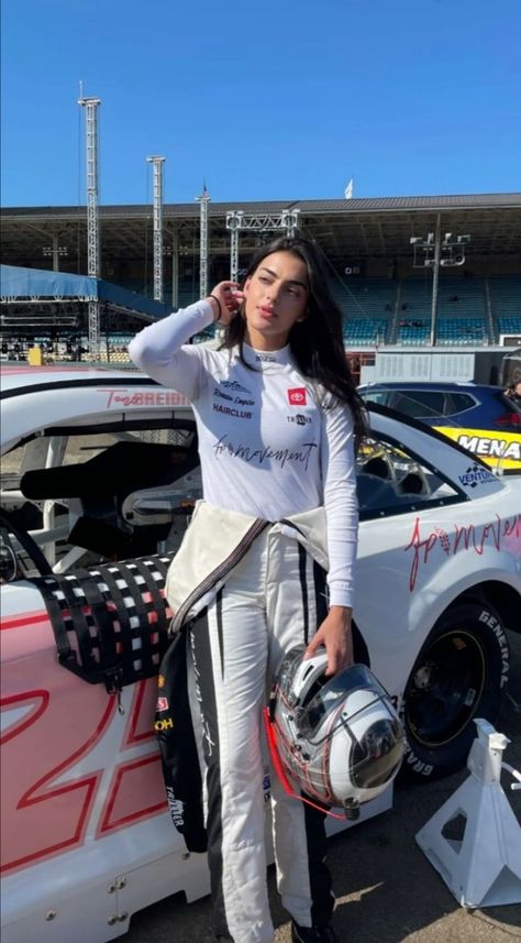 F1 Suit Woman, Race Suit Women, F1 Driver Outfit, Car Racing Outfit For Women, Racer Girl Aesthetic, Racing Suit Women, Female Racer Aesthetic, Racing Photoshoot, Icon Wallpaper Aesthetic