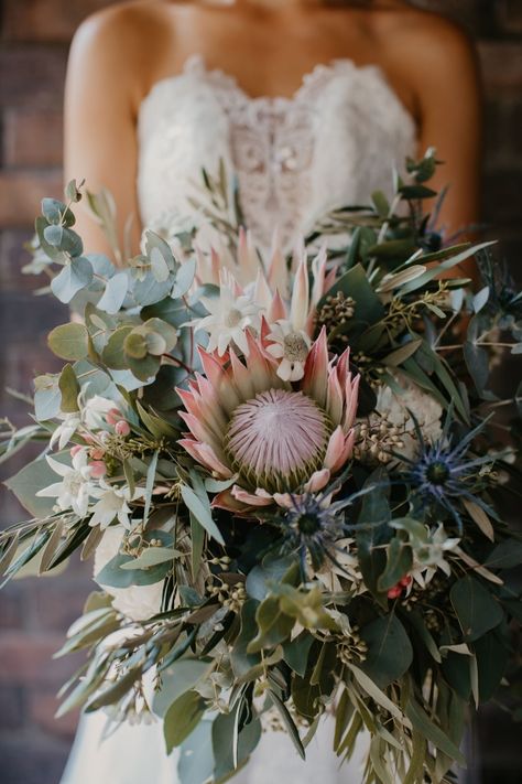 Native Bouquet, Simple Beach Wedding Ideas, Native Wedding, Latin Kitchen, Protea Wedding, Flowers Australia, Bush Wedding, Simple Beach Wedding, Protea Flower