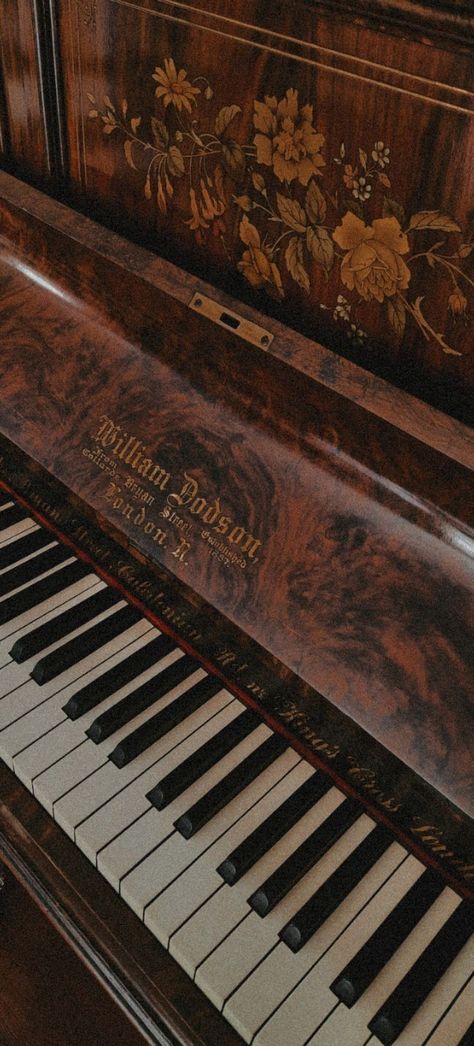 Light Academia Piano, Piano Brown Aesthetic, Brown Aesthetic Piano, Brown Music Wallpaper, Brown Piano Aesthetic, Medieval Music Aesthetic, Music Academia Aesthetic, Piano Vintage Aesthetic, Old Brown Aesthetic