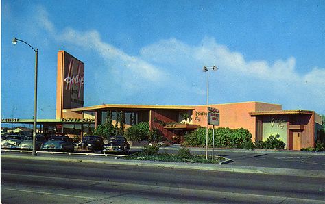 Hody's Restaurant Lakewood ... no longer here ... #gonebutnotforgotten Used to go to Hody's after football games and order Onion Rings and a Cherry Lime Rikki Lakewood California, Googie Architecture, Ca History, Long Beach California, Vintage Los Angeles, Family Restaurants, Treasure Island, White Sand Beach, Vintage Postcards