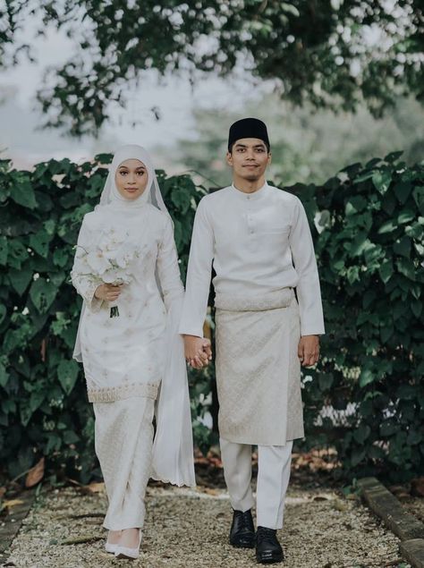 Malay Wedding Photography, Kurung Nikah, Melayu Wedding, Pre Wedding Photoshoot Theme, Malaysian Wedding, Muslim Wedding Photos, Pose Wedding, Pre Wedding Photoshoot Props, Nikah Outfit