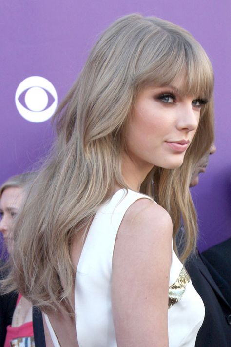 Ashy Sandy Blonde Hair, Blonde Taylor Swift, Taylor Swift Hair Color 2023, Muted Ash Blonde Hair, Taupe Blonde Hair, Sandy Ash Blonde Hair, Taylor Swift Blonde Hair, Blonde Hair For Cool Toned Skin, Taylor Swift Blonde