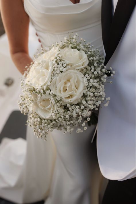 Make A Bouquet, Simple Wedding Bouquets, White Wedding Theme, Wedding Planning Decor, Bridal Bouquet Flowers, Boda Mexicana, White Bridal Bouquet, White Wedding Flowers, Classy Wedding