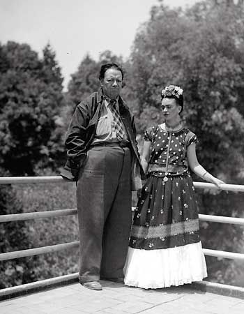 April 13, 1939: Artists Diego Rivera and Frida Kahlo. Celebrity Couple Costumes, Frida Kahlo Diego Rivera, Freida Kahlo, Diego Rivera Frida Kahlo, Diy Couples Costumes, Frida And Diego, Frida Art, Edward Weston, Diy Halloween Costumes Easy