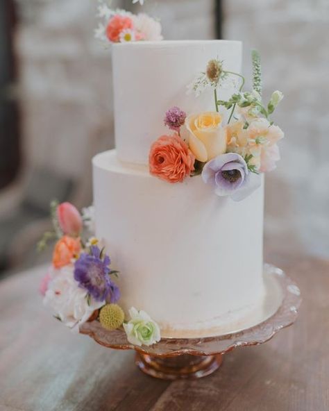 Utah Wedding Photographer on Instagram: "*chefs kiss* Booking engagements, formals and weddings! #wedding #weddingdress #weddingday #weddingrings #bridal #bride #groom #weddingcake #engaged💍 #elopmentphotographer #elopmentwedding #weddingflowers #weddingflorals #slcwedding #slcweddingphotographer #utahcounty #utahcountyphotographer #utahcountyphotography #utahwedding #utahweddingphotography #utahweddingphotographer #utahweddings #utahweddingvenue" Florals On Wedding Cake, Flower Placement On Cake, Simple Colorful Wedding Cake, Wedding Cake Wildflowers Simple, Pastel Flower Wedding Cake, Wedding Cake No Icing, Spring Flower Wedding Cake, Wildflower Cake Wedding, Spring Floral Wedding Cake