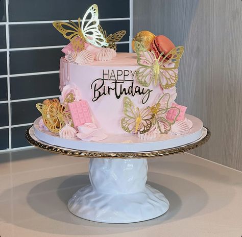 🦋 Butterfly Cakes 🦋 Such a lovely trend What do you think?! Cake drum • @cakebonofficial Food gel • @colour.mill @chefmaster Fondant • @wiltoncakes Edible images • @paper2eat @icinginks Smoother • @sweet_escape001 Everything else! • @heb . . . . #cake #sanantonio #sanantoniosmallbusiness #sanantoniocakes #sanantonioeats #sanantonioevents #sanantoniofood #sanantoniofoodie #sanantoniobaker #bakedsa #bakery #foodie #food #cakeoftheday #cakeofinstagram #cakeoftheweek #cakebonofficial #b... Birthday Cake Pink, San Antonio Food, Buttercream Cake Designs, Edible Image Cake, 18th Birthday Cake, Butterfly Cakes, Pink Garden, Edible Images, Foodie Food