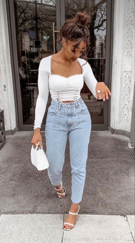 Mom Jeans With Heels Outfit, Cute Outfits With Jeans And Heels, Jeans With Heels Outfits, Blue Jeans White Top, Ripped Jeans Heels, Jeans And Heels Outfit, Outfits With Heels, Jeans Casual Outfit, Black Heels Outfit