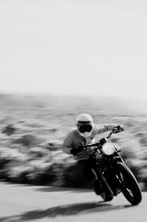 Railroads came in the late 19th century, and automotive roads followed in the early 20th. In Seligman lives Angel Delgadillo, who was born there 88 years ago and has been instrumental in preserving the legend of old 66. Enduro Vintage, Мотоциклы Cafe Racers, Bike Aesthetic, Motorcycle Aesthetic, Motorcycle Photography, Bike Photoshoot, Bike Photography, Cafe Racer Bikes, Ex Machina