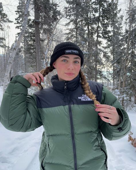 Northface Puffer Jacket Outfit, Skii Outfit, Green Puffer Jacket Outfit, Nature Photography Instagram, Winter Outdoor Outfits, Green Nature Photography, Northface Puffer Jacket, Green North Face, Northface Puffer