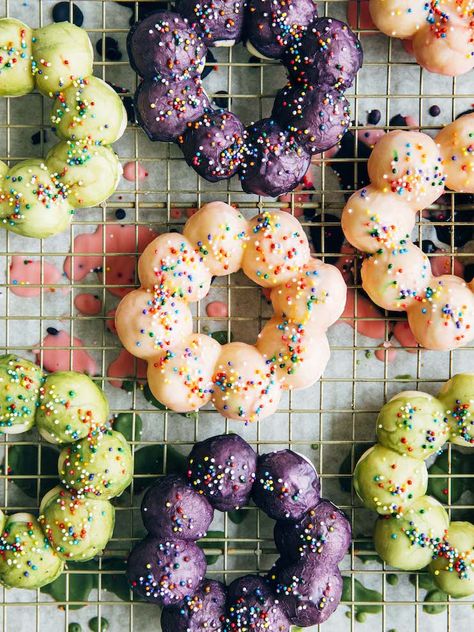 Bakery Blueberry Muffins, Baked Mochi, Japanese Donuts, Mochi Donuts Recipe, Mochi Donut, Dreamy Desserts, Mister Donuts, Levain Bakery, Strawberry Tea