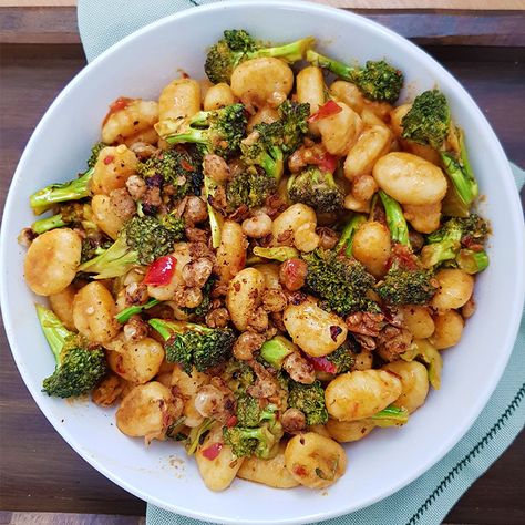 Gnocchi Broccoli, Gnocchi With Broccoli, Fried Gnocchi, Pan Fried Gnocchi, Gluten Free Gnocchi, How To Cook Gnocchi, Fried Broccoli, Comfort Dinner, Vegan Dinner Recipes Easy