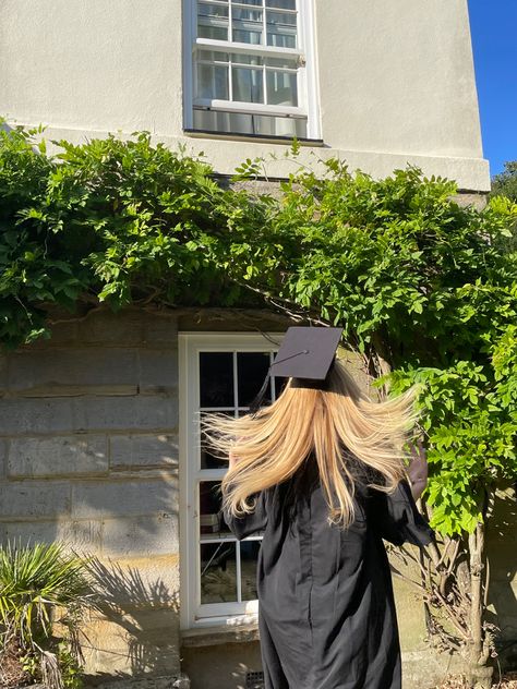 Blonde hair, graduation cap, graduation gown Blonde Graduation, Highschool Graduation Pictures, Highschool Graduation, College Grad Pictures, High School Graduation Pictures, Cute Senior Pictures, College Grad Cap Ideas, Blonde High, College Graduation Photoshoot