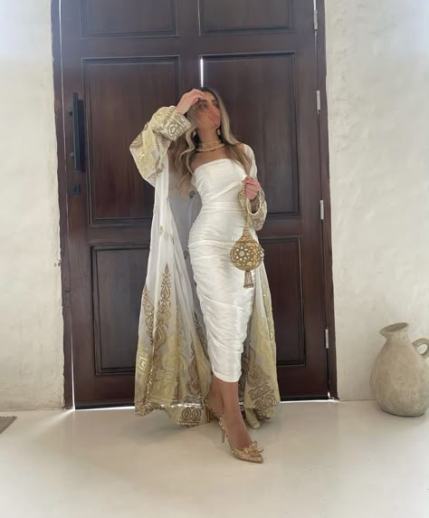 ramadan رمضان jalabeya جلابيات khaleeji arab rich Arabic Outfit, Arabian Dress, Mode Abaya, Braut Make-up, Elegant Dresses Classy, Arab Fashion, Bandeau Dress, Modest Fashion Outfits, Abayas Fashion