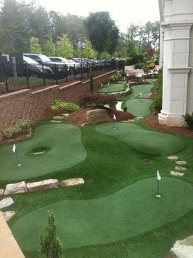 Championship Putting Course Backyard Mini Golf Course, Outdoor Mini Golf, Backyard Golf, Green Backyard, Adventure Golf, Side Yard Landscaping, Front Garden Landscape, Miniature Golf Course, Mini Golf Course