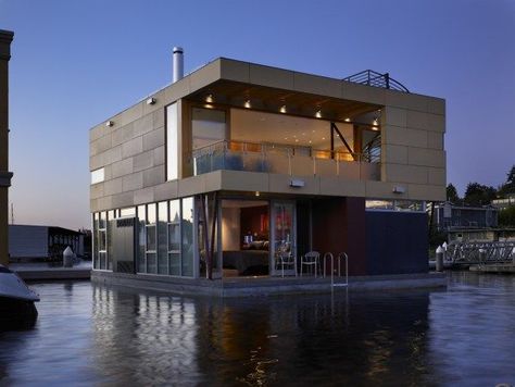 Contemporary floating home on Lake Union Floating House Design, Floating Homes, Floating Architecture, Water House, Lake Union, Real Estat, Unusual Homes, Body Of Water, Floating House