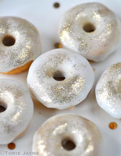 Add some sparkle to your wedding by wearing these gorgeously glittered donuts at your reception! Wedding Donuts, Donut Bar, Cute Donuts, Wedding Treats, Doughnut Recipe, Delicious Donuts, Wedding Dessert, Dessert Bar, Mini Donuts