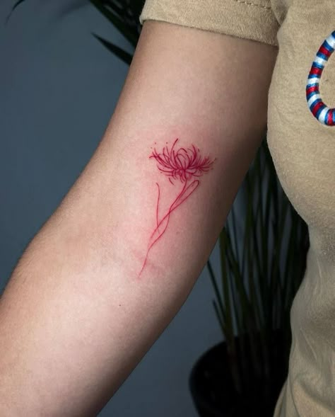 Red Spider Lily Tattoo On Back, Small Tattoo Color, Red Tattoo Words, Red Spider Lily Tattoo, Thighs Tattoo, Coloring Tattoo, Spider Lily Tattoo, Fine Tattoo, Lillies Tattoo