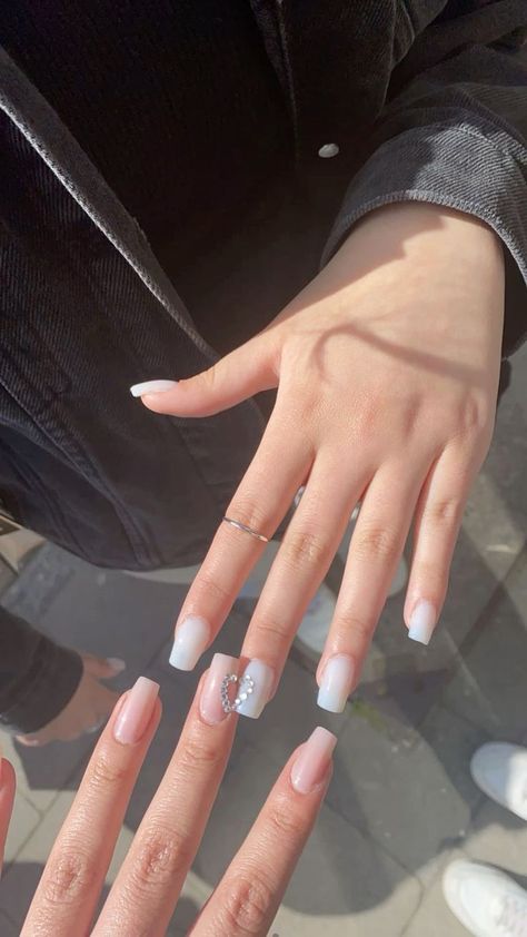 Matching Nails French Tip, Matching Nails With Mom, Duo Nail Ideas, Nails To Match With Your Best Friend, Friends Nails Designs, Bestie Nails Ideas Matching, Nails For Besties, Matching Nail Sets, Bestie Nails Friends